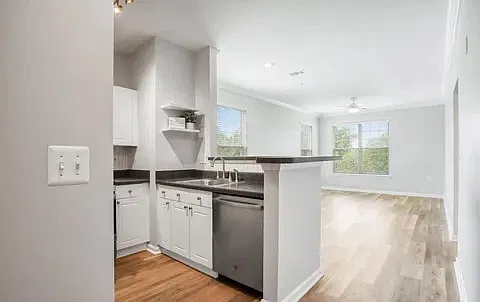 1 bed, 744 sqft, $2,200 — Photo 2