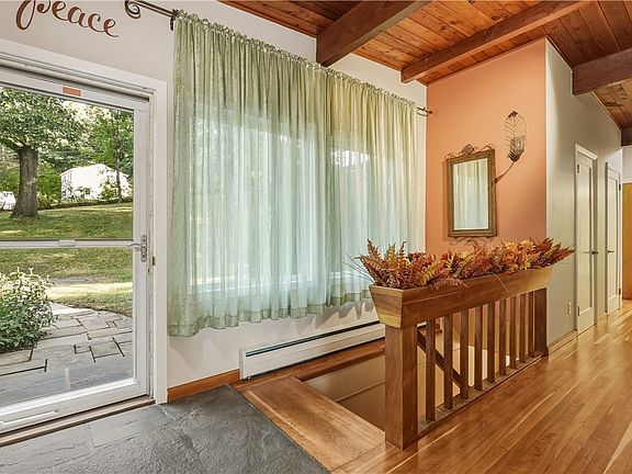4th image of 30 Hillcrest Dr