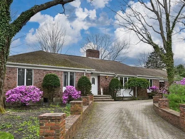 15 Wildewood Dr, Lynnfield, MA 01940