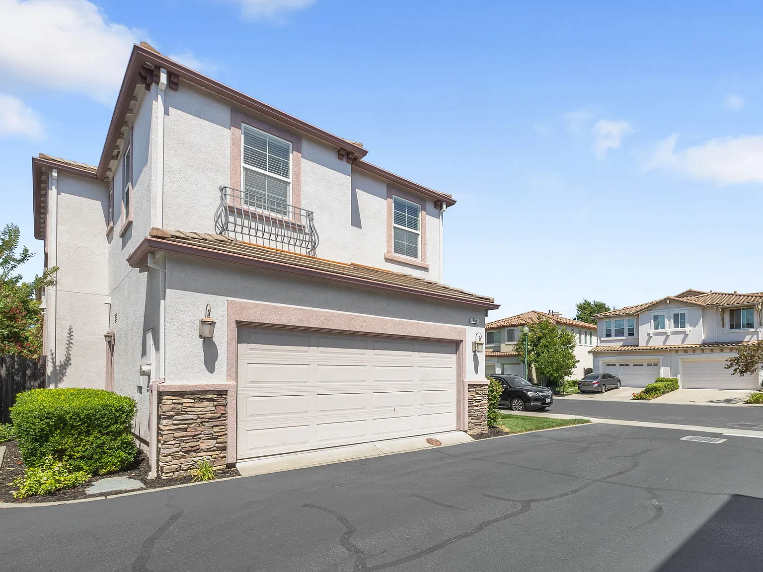 3 bed, 2.5 bath, 1631 sqft, $3,200 — Photo 2