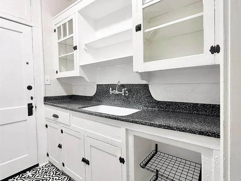 1126 Berthea St #7 — Photo 9