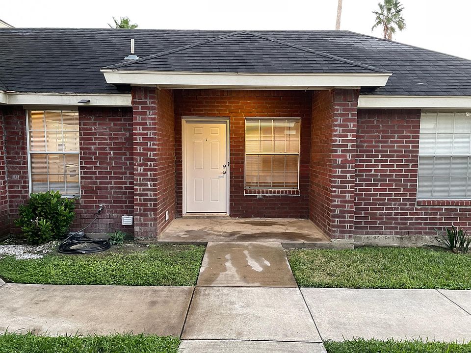 1st image of 914 Live Oak Cir