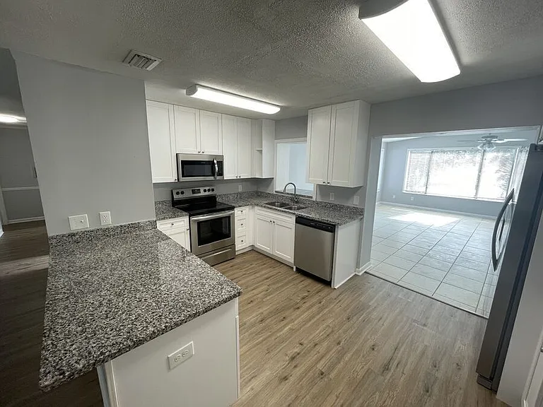 9805 N 53rd St — Photo 3