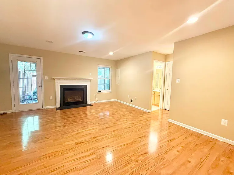 18489 Sierra Springs Sq — Photo 28