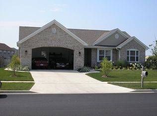 122 Maplewood Rd, Sycamore, IL 60178