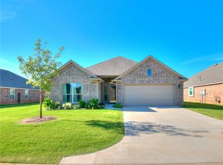 405 Christian Ln, Yukon, OK 73099