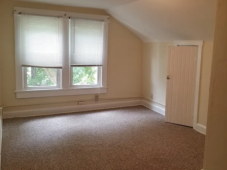 418 E 8th St — Photo 10