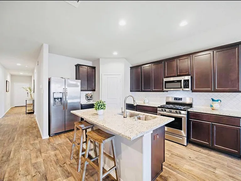519 Green Clover Ln — Photo 2