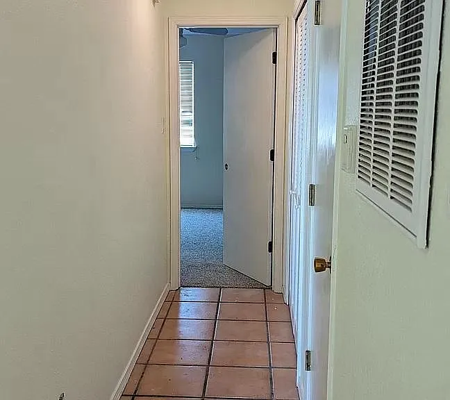 4519 Larchmont Dr NE — Photo 3