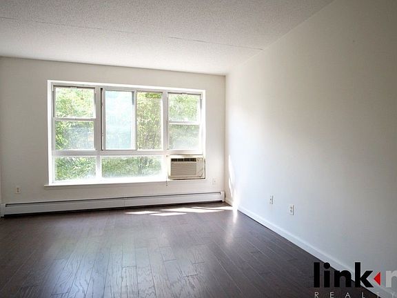3rd image of 71 E 119th St Fl 2