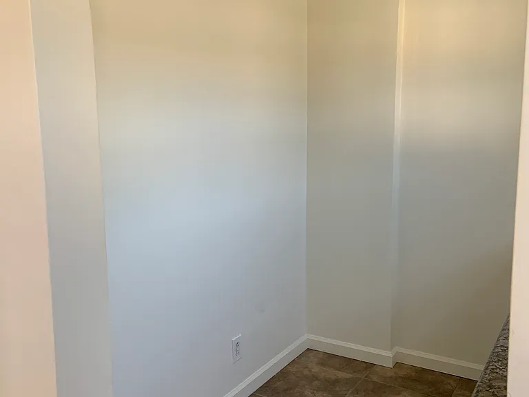 105 N Cedar Ave — Photo 2