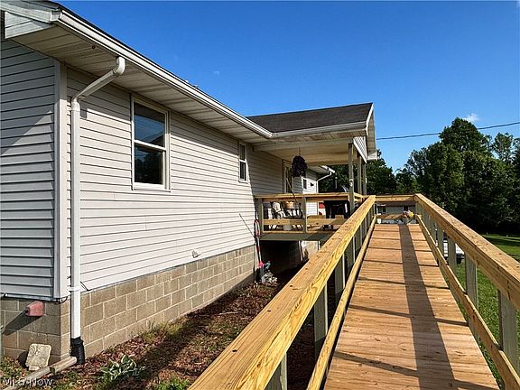 3rd image of 104 Woodcrest Ln