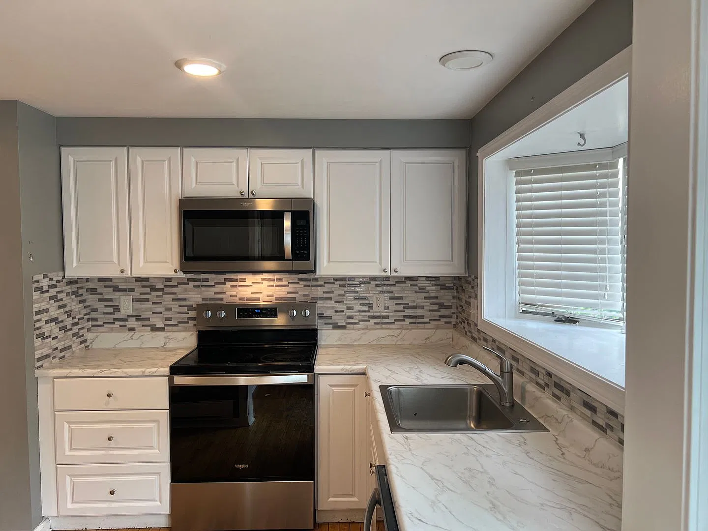 Spacious 2 Bed 2.5 Bath | Hardwood Floors & 2 Parking Spaces — Photo 2