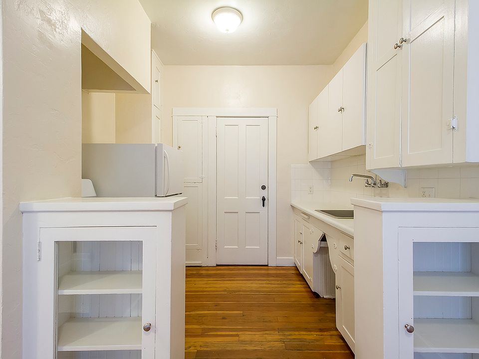 1st image of 605 E 9th St #209