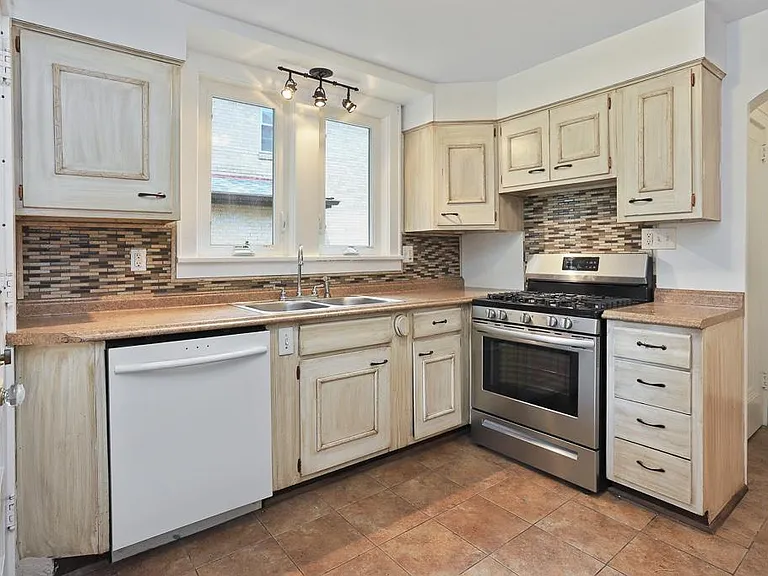 804 Center Ave — Photo 7