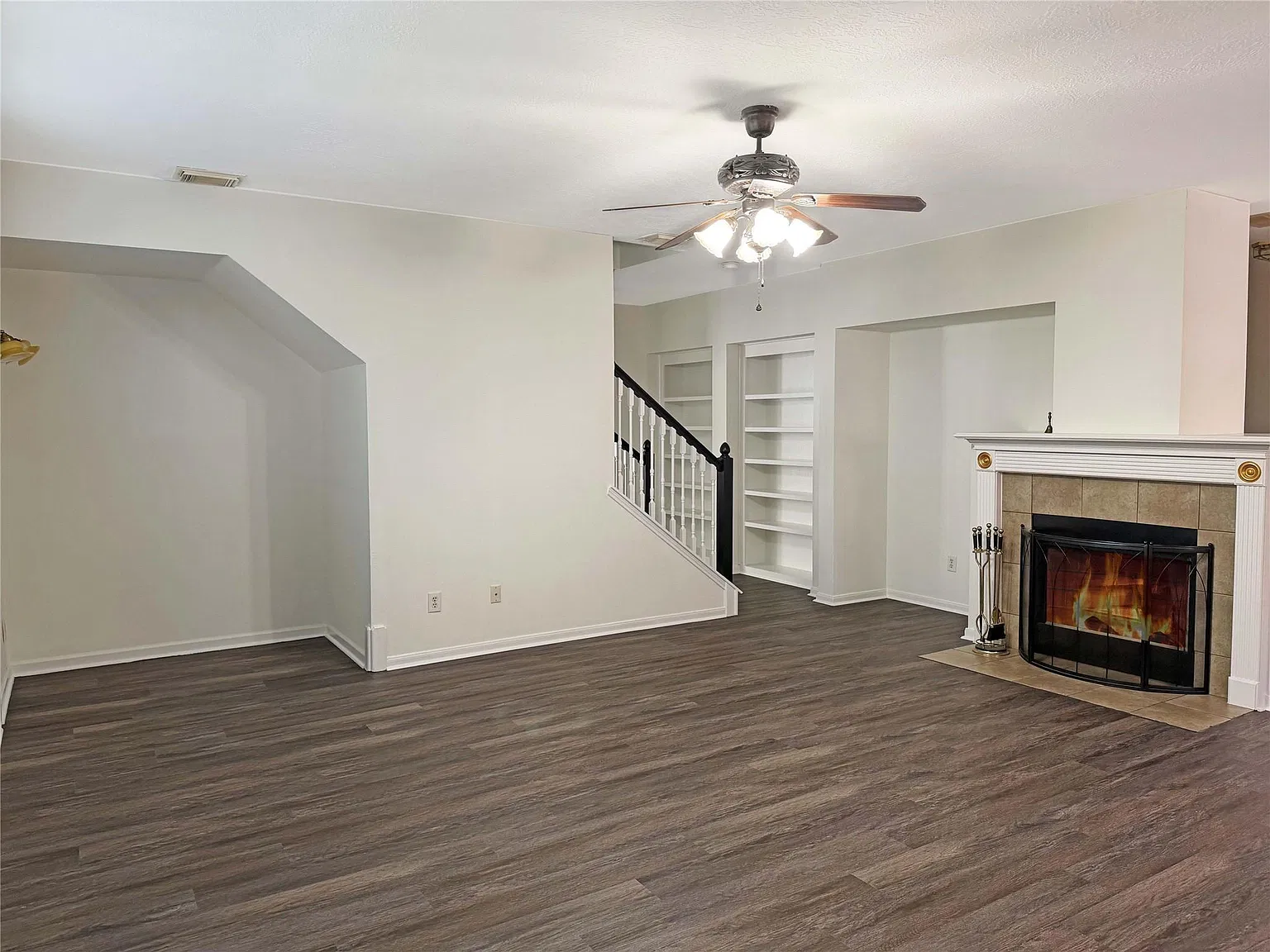 4 bed, 2.5 bath, 2826 sqft, $2,500 — Photo 2