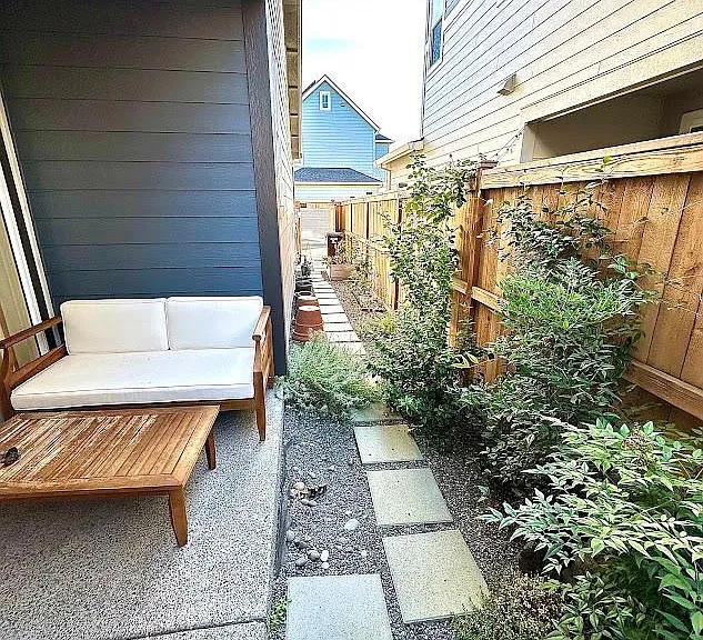 Side yard landscape