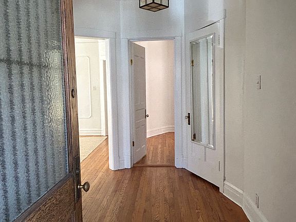 3rd image of 1355 W Thorndale Ave