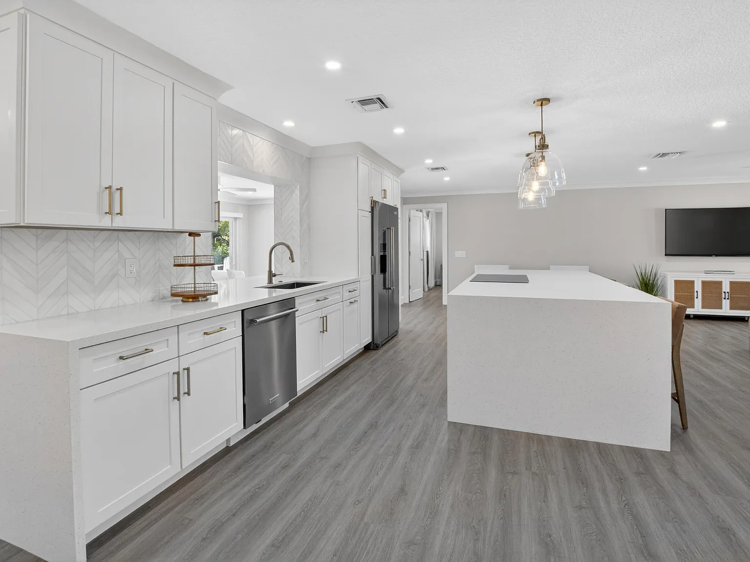 3 bed, 2.0 bath, 1890 sqft, $7,900 — Photo 3