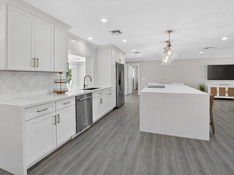 135 SE 28th Ct — Photo 3