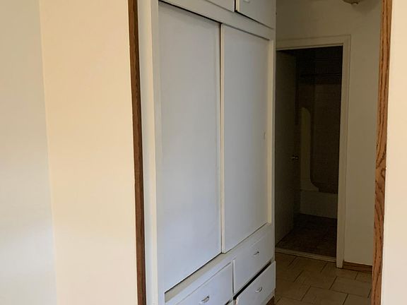 5th image of 810 8th St SE #1