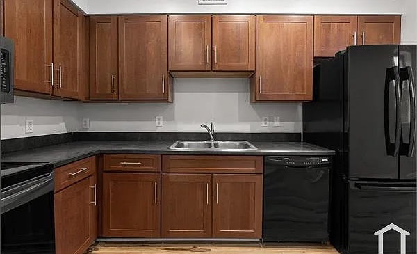 200 N Glover St — Photo 4