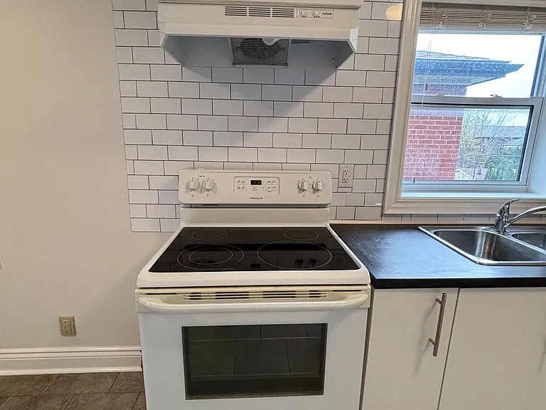 85A Evans Ave #UPPER — Photo 17