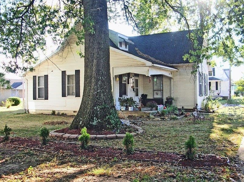 1st image of 504 McKellar St