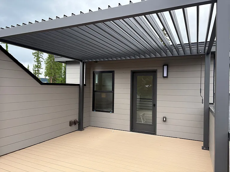 Pergola roof can be open or closed.