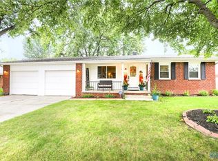 2847 Iroquois Dr, Oregon, OH 43616