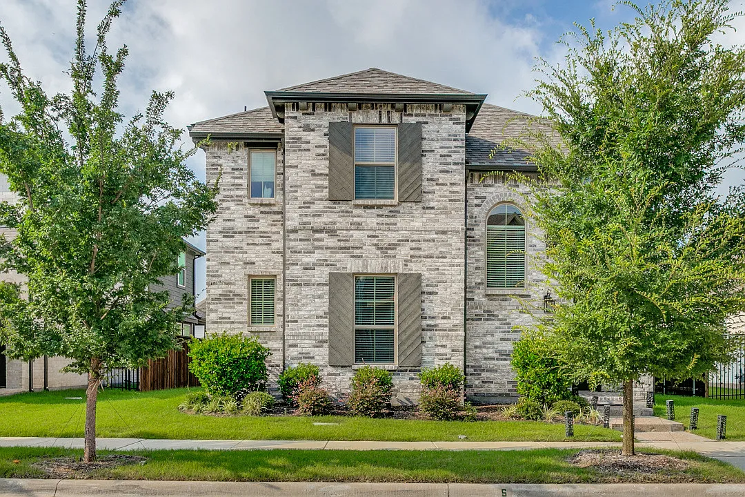 1212 Carnation Dr — Photo 2