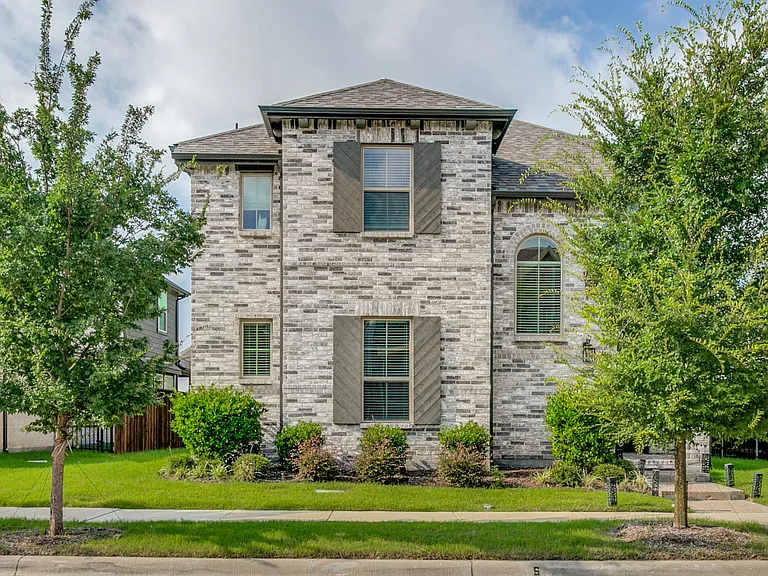1212 Carnation Dr — Photo 2