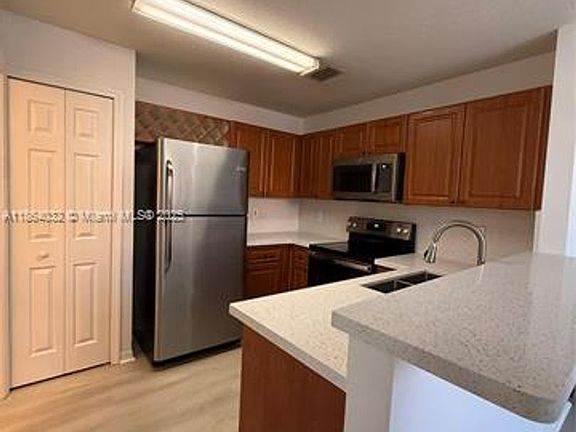 4th image of 11539 NW 60th Ter #Townhouse 301