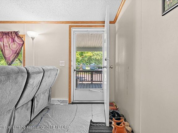 4th image of 20 Hawthorne Ln