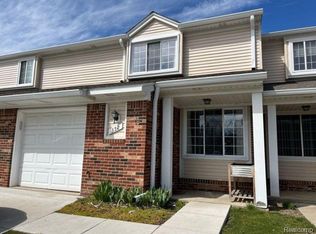 352 Hampton Ct, South Lyon, MI 48178