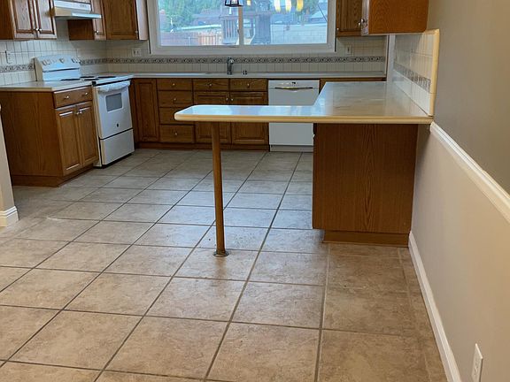 Kitchen with pull out drawers