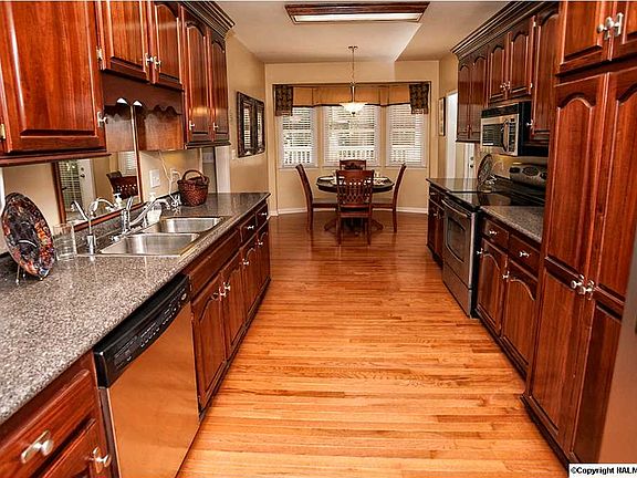 5th image of 185 Greenlawn Dr