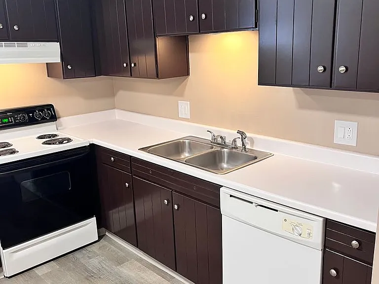 Bristol Square Apartments — Photo 53