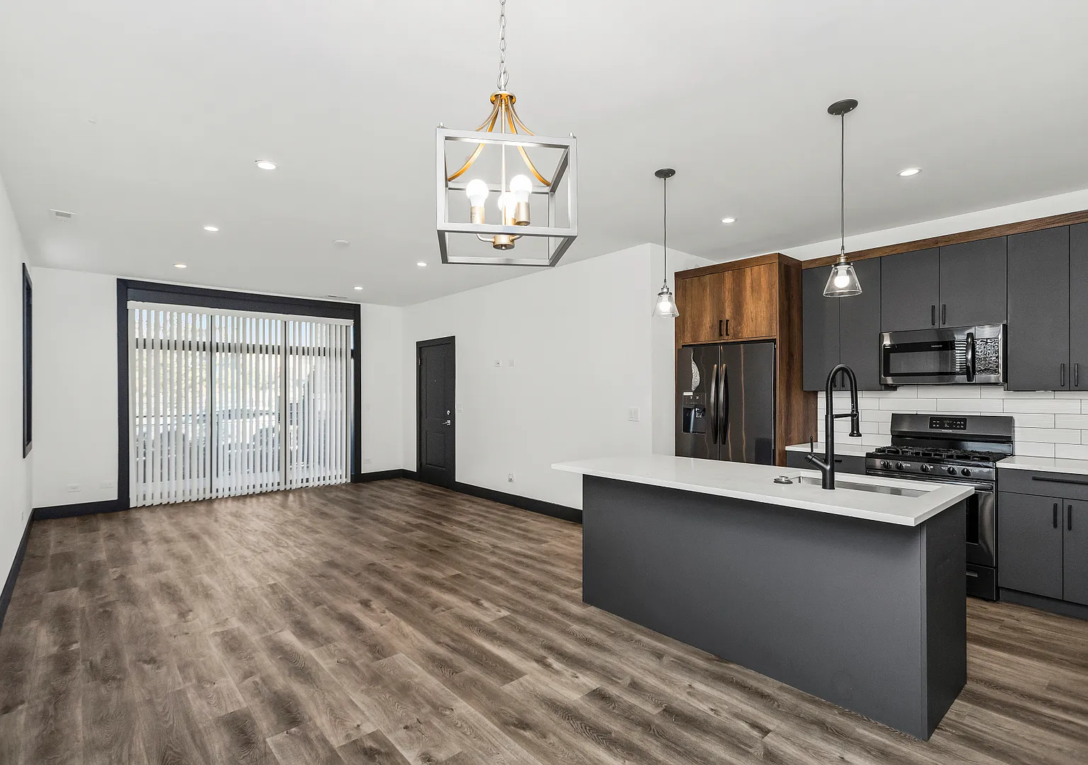 2 bed, 1300 sqft, $2,300 — Photo 4