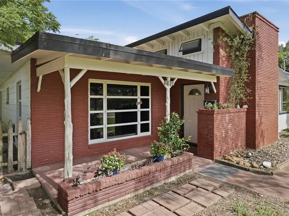 1031 N Live Oak St, Rockport, TX 78382