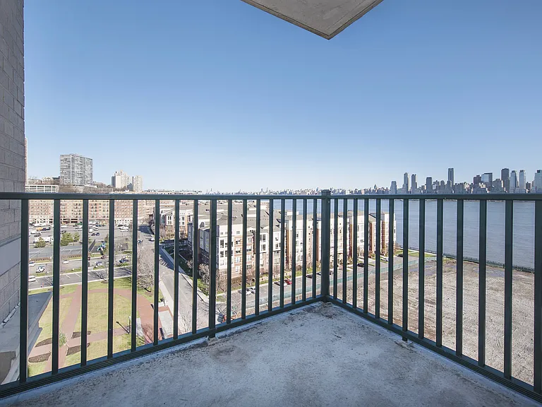 Riverbend At Port Imperial — Photo 6