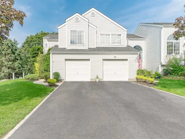 19 Sutton #19, Islandia, NY 11749