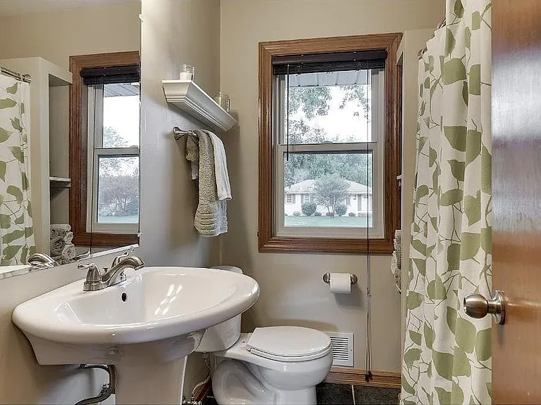 10682 Jefferson St NE — Photo 11