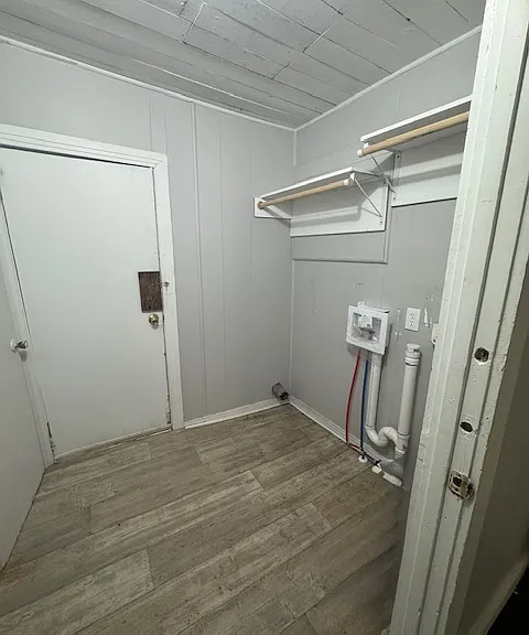 2121 Lyle Ave — Photo 2