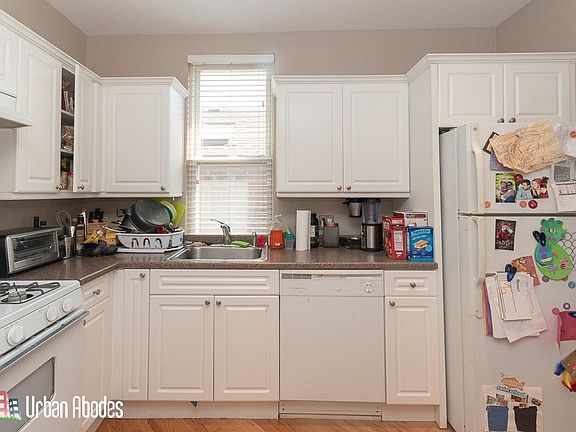 3rd image of 3144 N Oakley Ave #3F
