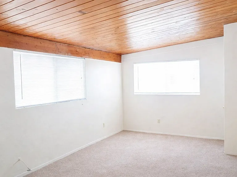 202-226 N Alvernon Way — Photo 2