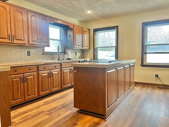 4th image of 4 Birchwood Dr