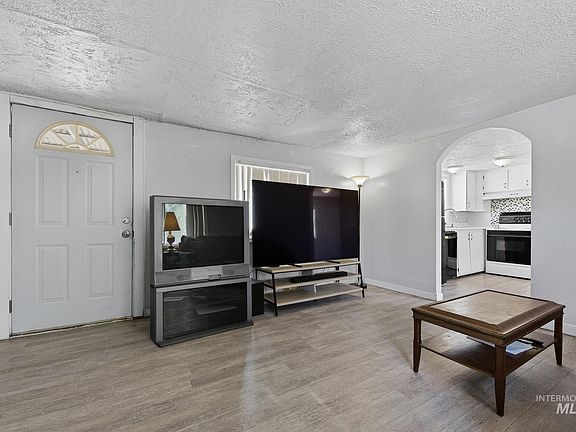 3rd image of 1237 W Fleetwood Ln