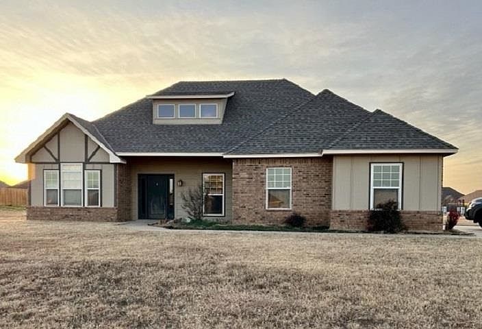 1st image of 229 NE Happy Hollow Ln