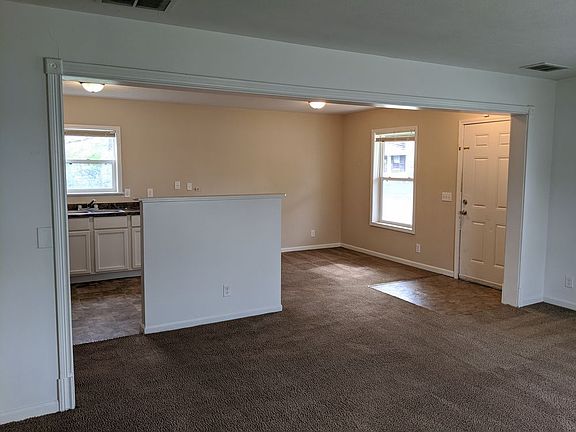 4th image of 2333 N Lasalle St